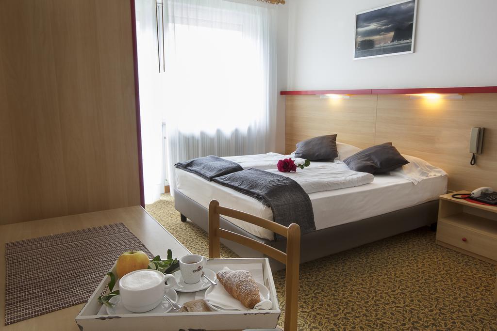 Park Hotel Eden Torbole Sul Garda Екстер'єр фото